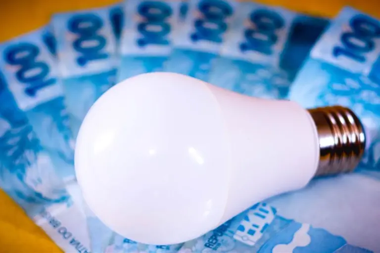 Canal Solar - ANEEL aprova uso de R$ 5,5 bilhões para reduzir conta de luz a partir de julho