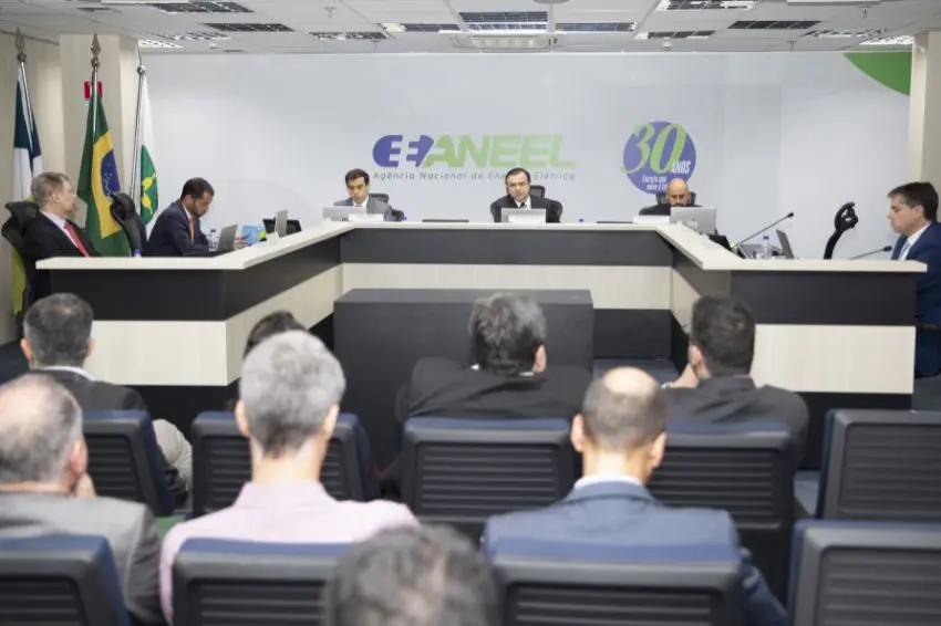 O mercado livre de energia continua crescendo no Brasil, mas em um ritmo mais moderado em 2026. Segundo dados divulgados pela CCEE, mais de 4.800 consumidores migraram para o ambiente livre no primeiro trimestre deste ano. Apesar do número expressivo, o volume representa uma queda de 36,5% em relação ao mesmo período de 2025. Mas o que isso significa na prática? No mercado livre, consumidores podem escolher de quem comprar energia e negociar preços, prazos e condições contratuais. Isso aumenta a competitividade e pode gerar redução de custos para empresas. Segundo a CCEE, o setor vive agora um movimento natural de acomodação após a forte expansão registrada em 2024 e 2025, quando houve a abertura total do segmento de alta tensão. Mesmo com a desaceleração, o número de novos entrantes segue elevado na comparação com a média observada até 2023. E você, acredita que o mercado livre ainda deve acelerar nos próximos anos?