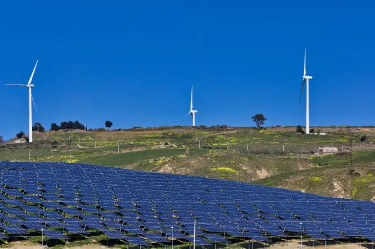 Casa dos Ventos é autorizada a iniciar testes de usinas solar e eólica