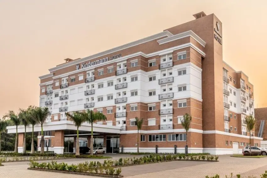 Hotel economiza R$ 18 mil por mês com sistema de armazenamento em bateria e energia solar
