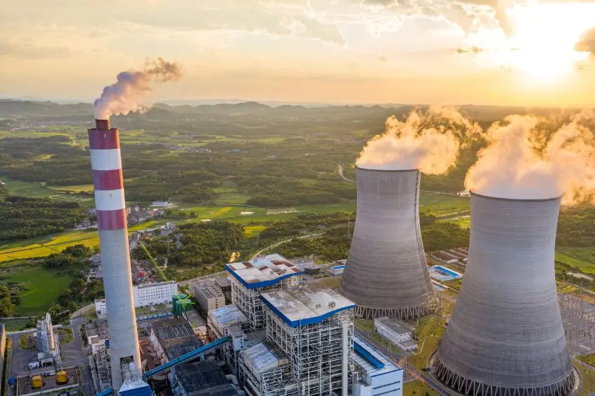 Canal Solar - Mesmo construindo mais usinas, mundo viu geração térmica despencar em 2025