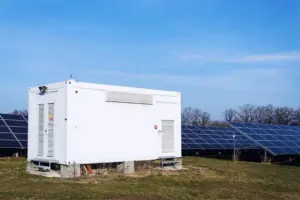 O setor elétrico brasileiro vive uma transição histórica. Após mais de uma década de crescimento acelerado da geração distribuída fotovoltaica, uma nova etapa tecnológica começa a ganhar protagonismo mundial: os sistemas híbridos com baterias, EMS (Energy Management Systems), controle dinâmico de exportação e operação “zero grid”. Essas tecnologias representam uma mudança profunda no paradigma energético tradicional. Pela primeira vez, consumidores passam a: Armazenar energia; Controlar dinamicamente sua interação com a rede; Reduzir exportações; Deslocar consumo; Operar parcialmente de forma autônoma; Mitigar impactos sistêmicos localmente. No entanto, justamente no momento em que o armazenamento distribuído começa a se tornar economicamente viável no Brasil, multiplicam-se relatos de: Negativas sistemáticas de acesso; Inviabilização prática de projetos híbridos; Exigências técnicas pouco transparentes; Solicitações de “homologações” sem rito público claramente definido. O fenômeno chama atenção porque muitos desses sistemas: Possuem baterias; Utilizam EMS; Operam em “zero export”; Não injetam energia na rede; Utilizam equipamentos certificados internacionalmente; Atendem normas técnicas reconhecidas. Ainda assim, vêm sendo recusados ou inviabilizados operacionalmente. A questão que emerge é inevitável: estaria sendo criado, na prática, um bloqueio silencioso ao mercado de armazenamento distribuído no Brasil? A inversão de fluxo e a mudança do paradigma regulatório Historicamente, os sistemas de distribuição elétrica foram concebidos para operar em fluxo unidirecional: Da geração centralizada; Para os consumidores finais. A expansão acelerada da geração distribuída alterou essa lógica. Em diversas regiões do país, passaram a surgir cenários de: Exportação reversa; Elevação de tensão; Alteração do carregamento dos alimentadores; Inversão de fluxo nos transformadores. Sob o ponto de vista técnico, trata-se de uma preocupação legítima. A própria Resolução Normativa ANEEL nº 1000/2021 reconhece a necessidade de estudos de impacto sistêmico para conexão de geração distribuída. Entretanto, o próprio regulador também passou a reconhecer explicitamente: Sistemas sem exportação; Controle de potência injetada; Mecanismos de limitação dinâmica; Operação “grid zero”. Ou seja, o arcabouço regulatório brasileiro já admite que sistemas modernos possam operar sem provocar os impactos tradicionalmente associados à geração distribuída convencional. Esse ponto é fundamental. A própria CPFL reconhece oficialmente os sistemas zero grid A discussão ganha contornos ainda mais relevantes quando se analisa a própria documentação técnica da distribuidora. A GED DIST-19397-2025 reconhece explicitamente: Sistemas híbridos; Sistemas de armazenamento; Controle de exportação; Arbitragem energética; Operação ilhada; Funcionalidades zero-grid. A norma estabelece textualmente “tais arranjos não devem possibilitar a injeção de potência ativa na rede elétrica da distribuidora, ou seja, devem suprir a carga local e ter funcionalidade zero-grid”. Esse trecho possui enorme relevância técnica e regulatória. Ele demonstra que: A tecnologia é reconhecida; O conceito operacional existe; A distribuidora admite formalmente a funcionalidade. Mais do que isso, a GED afirma: “os sistemas híbridos têm se tornado uma excelente solução para a integração de MMGDs” e complementa: “principalmente com o intuito de evitar a inversão de fluxo” Esse talvez seja um dos pontos mais importantes de toda a discussão. A própria norma técnica da distribuidora reconhece oficialmente que baterias, EMS, controle de exportação e sistemas híbridos podem funcionar justamente como mecanismos mitigadores do principal fundamento hoje utilizado para negativas de acesso: a inversão de fluxo. O paradoxo técnico Aqui surge um paradoxo regulatório extremamente relevante. Se: A inversão de fluxo é o problema; E baterias podem mitigá-la; E sistemas zero grid não exportam potência ativa. Por qual razão esses sistemas vêm sendo progressivamente inviabilizados? Sob o ponto de vista técnico, um sistema híbrido moderno possui comportamento profundamente diferente de uma usina fotovoltaica convencional. Enquanto sistemas tradicionais: Geram passivamente; Exportam excedentes automaticamente; Possuem baixa inteligência operacional. Os sistemas híbridos: Monitoram fluxo instantaneamente; Ajustam geração em tempo real; Controlam exportação; Carregam baterias; Reduzem injeção; Respondem dinamicamente à carga local. Em muitos casos, a bateria passa justamente a absorver os excedentes que anteriormente seriam exportados para a rede. Ou seja, o armazenamento distribuído pode atuar não como agravante, mas como solução mitigadora dos impactos sistêmicos da geração distribuída. E isso é reconhecido pela própria GED da CPFL. O Manual 150217/2025 da CPFL e a modelagem dos estudos de inversão de fluxo O ponto mais sensível da discussão talvez esteja na metodologia de análise atualmente utilizada. O “Manual de Instruções para Análise dos Orçamentos Estimado e de Conexão para Sistemas de Micro e Minigeração Distribuída” da CPFL descreve detalhadamente: Os estudos de fluxo de potência; A modelagem das cargas; A modelagem das curvas de geração; Os critérios de análise de inversão de fluxo. O documento deixa claro que os estudos utilizam: Curvas típicas; Médias estatísticas; Geração presumida; Perfis padronizados de consumo e geração. A metodologia considera: Curvas médias; Perfis históricos; Modelagem estatística; Comportamento agregado dos consumidores. Isso é absolutamente normal em engenharia elétrica. O problema surge quando essa mesma metodologia passa a ser utilizada para avaliar sistemas híbridos inteligentes de comportamento dinâmico. Sistemas inteligentes sendo analisados como geração passiva O próprio manual praticamente não aprofunda: Modelagem dinâmica de EMS; Controle instantâneo de exportação; Despacho inteligente de baterias; Comportamento transitório dos SAEs; Lógica operacional de “zero export”. Na prática, isso levanta uma hipótese técnica extremamente relevante: os estudos atualmente utilizados podem ainda estar modelando sistemas híbridos modernos como se fossem geração fotovoltaica convencional passiva. Essa distinção é gigantesca. Porque um sistema com EMS, bateria, resposta em milissegundos, controle dinâmico e limitação instantânea de exportação não possui comportamento equivalente a um sistema fotovoltaico convencional. Essa talvez seja hoje a principal discussão técnica do setor elétrico distribuído brasileiro. A exigência de homologações sem rito público claro. Outro ponto crítico é o crescente relato de exigências relacionadas a homologação de: EMS; Inversores híbridos; Sistemas “zero export”; Controladores de exportação. Em princípio, exigir segurança técnica é legítimo. Entretanto, o problema surge quando: Não existe rito público transparente; Não existe lista pública consolidada; Não existem laboratórios oficialmente definidos; Não existem critérios amplamente divulgados; Não existem prazos claros de análise. Na prática, cria-se uma situação potencialmente impossível de cumprir. E aqui aparece outro aspecto extremamente relevante: a própria GED DIST-19397-2025 aparentemente não estabelece um sistema formal de homologação prévia compulsória nos moldes operacionalmente relatados pelo mercado. O documento exige principalmente: Comprovação funcional; Ensaios; Documentação técnica do fabricante. A GED estabelece “ensaios ou declaração do fornecedor que comprovam a atuação do sistema” e “ensaios ou declaração do fornecedor que comprovam a atuação do sistema caso opere de modo a Limitar a Potência Injetada”. Isso sugere que: A lógica normativa está centrada na comprovação técnica; Não necessariamente em homologações discricionárias sem operacionalização pública clara. A GED 15303 e a questão da microgeração Outro ponto relevante é que a própria GED 15303 reconhece os limites regulatórios definidos pela ANEEL para microgeração distribuída. Ou seja: Microgeração continua reconhecida até 75 kW; Não existe previsão normativa explícita de bloqueio generalizado de sistemas híbridos; Não existe, no arcabouço regulatório superior, limitação generalizada em patamares próximos de 7,5 kW. Isso torna ainda mais relevante o debate sobre possíveis barreiras indiretas que estariam sendo criadas operacionalmente. O risco de um bloqueio tecnológico indireto. Quando: A ANEEL reconhece zero grid; A distribuidora reconhece sistemas híbridos; As GEDs reconhecem baterias como mitigadoras de fluxo reverso; mas simultaneamente: Projetos deixam de ser aprovados; Exigências se tornam praticamente impossíveis; Critérios deixam de ser transparentes; O mercado perde previsibilidade. Forma-se um cenário potencialmente caracterizável como bloqueio tecnológico indireto. E isso possui impactos profundos. O impacto econômico do bloqueio do armazenamento O mercado de armazenamento distribuído representa: Modernização da infraestrutura elétrica; Aumento de resiliência; Suporte em apagões; Mitigação de picos; Redução de demanda; Maior estabilidade sistêmica; Avanço tecnológico nacional. Além disso, trata-se de um setor intensivo em: Engenharia; Software; Automação; Eletrônica de potência; Qualificação técnica. Sua inviabilização prática pode: Afastar investimentos; Reduzir competitividade; Eliminar empregos; Retardar inovação; Atrasar a transição energética brasileira. A aparente divergência entre norma e prática operacional A leitura conjunta da REN 1000, do PRODIST, das GEDs da CPFL e do Manual 150217/2025; sugere uma possível divergência entre o reconhecimento normativo da tecnologia e a operacionalização prática do processo de conexão. As normas reconhecem híbridos, “zero grid”, arbitragem energética, mitigação de fluxo reverso e EMS. Mas o mercado relata negativas amplas, insegurança regulatória, ausência de previsibilidade, critérios pouco transparentes. Esse cenário gera judicialização crescente, retração do mercado, insegurança jurídica e deterioração da confiança regulatória. O setor precisa de clareza, não de ausência de regras O debate não deve ser conduzido como “liberar tudo” ou “eliminar critérios técnicos”. O setor precisa de critérios objetivos, transparência metodológica, previsibilidade, procedimentos auditáveis e alinhamento entre norma e prática operacional. Se sistemas “zero export” exigem validação específica, então o mercado precisa conhecer os critérios, os ensaios exigidos, os laboratórios aceitos, os equipamentos aprovados, os processos e os prazos. Sem isso, cria-se um ambiente incompatível com a segurança regulatória. Conclusão O debate sobre sistemas híbridos e armazenamento distribuído deixou de ser apenas uma discussão técnica. Ele passou a representar uma discussão estratégica sobre inovação, descentralização energética, modernização do setor elétrico, competitividade tecnológica e futuro da transição energética brasileira. A própria documentação técnica da CPFL demonstra que: A tecnologia é reconhecida; O conceito “zero grid” existe; Baterias são admitidas como mitigadoras da inversão de fluxo; Sistemas híbridos possuem respaldo normativo. Por isso, a principal questão já não parece ser “se a tecnologia pode existir”. A discussão central passa a ser: como impedir que exigências técnicas sem transparência, sem rito público claro ou sem adaptação metodológica acabem funcionando, na prática, como mecanismos silenciosos de bloqueio do mercado de armazenamento distribuído no Brasil. O bloqueio silencioso do armazenamento distribuído no Brasil