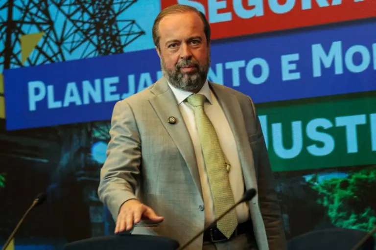 Canal Solar - Governo publicará regras do primeiro leilão de baterias do Brasil nesta quarta-feira, diz Silveira