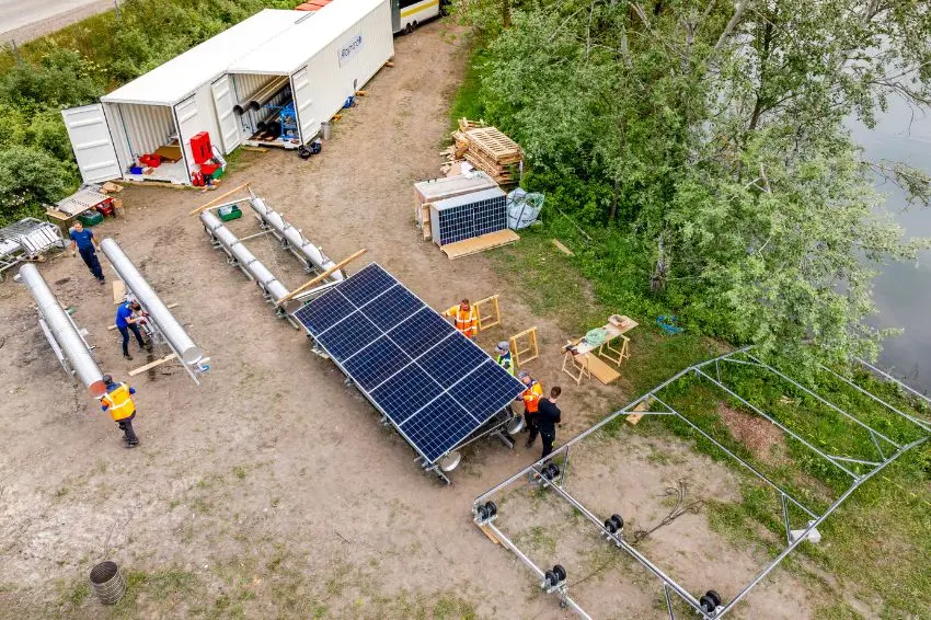 Para aumentar a estabilidade das usinas solares flutuantes e reduzir a necessidade de estruturas adicionais, a tecnologia utiliza um sistema inteligente de amarração baseado em catenária submarina, que favorece a absorção de esforços mecânicos e uma distribuição mais eficiente das cargas ao longo da estrutura. O projeto também incorpora conexões robustas e flexíveis, além de um dimensionamento otimizado que busca reduzir o consumo de materiais e os custos de implantação. De acordo com a fabricante, a arquitetura proposta reduz a quantidade de pontos de ancoragem, materiais empregados e intervenções de manutenção, contribuindo para a diminuição das emissões associadas à instalação e operação dos empreendimentos, além de favorecer uma abordagem mais sustentável para projetos de geração solar flutuante. A plataforma foi desenvolvida para simplificar as atividades de operação e manutenção, oferecendo acesso facilitado aos módulos fotovoltaicos e reduzindo o tempo necessário para intervenções em campo. Como parte do sistema, o Neluma utiliza os clips de fixação da ARaymond, integrados à solução como padrão de montagem dos módulos fotovoltaicos. A ARaymond apresentará a solução durante a Intersolar Europe 2026, que será realizada de 23 a 25 de junho no Messe München, em Munique, no estande A5.650 do evento.