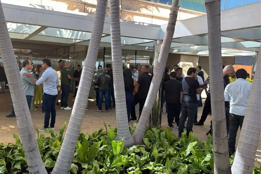 Canal Solar - Profissionais do setor solar protestam na sede da Neoenergia Brasília; associação relata projetos parados há mais de um ano