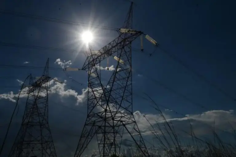 Canal Solar - ANEEL multa concessionária em R$ 82 milhões por descumprimento de prazos em projetos de GD