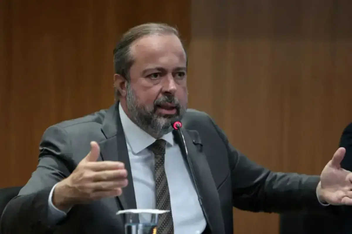 Ministry of Mines and Energy demands ANEEL tighten oversight of power distributors as gales and storms leave nearly 2 million consumer units in Rio and São Paulo without power
