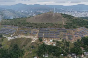 Canal Solar - Niterói transforma área antes sujeita a deslizamentos em usina de energia solar