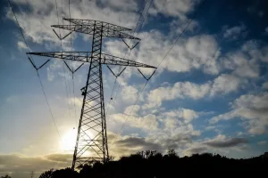 Canal Solar - Preço da energia no Mercado Livre cai e abre janela de oportunidade para quem está descontratado