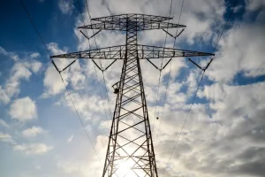 Quase um sexto da energia injetada na rede foi perdida ou furtada no ano passado, diz ANEEL