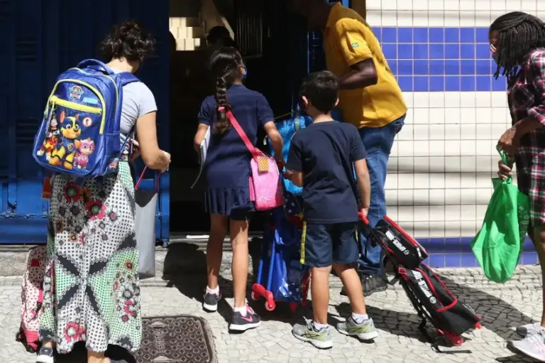 Canal Solar - RJ instala alarmes com energia solar para reforçar segurança em escolas 