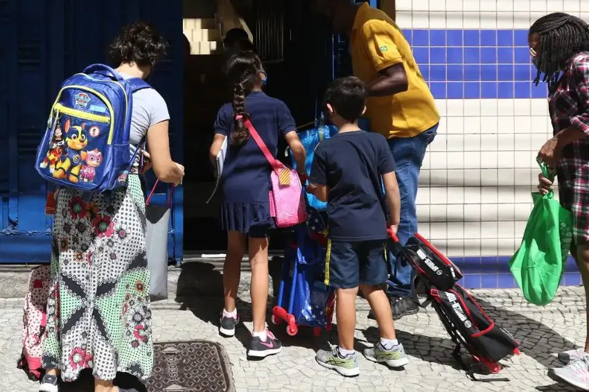 Canal Solar - RJ instala alarmes com energia solar para reforçar segurança em escolas 