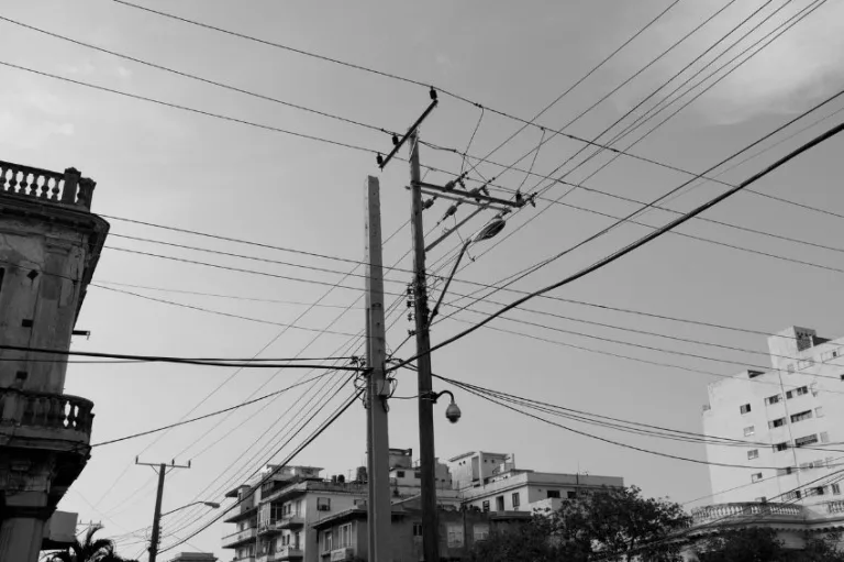 Canal Solar - Rede elétrica nacional de Cuba entra em colapso; novo apagão amplia crise energética no país