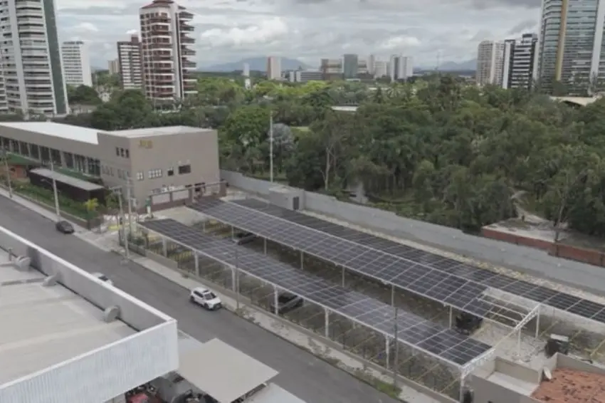 Restaurante adota carport com tecnologia DAH Solar para reduzir gastos com eletricida