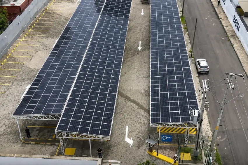 Restaurante adota carport com tecnologia DAH Solar para reduzir gastos com eletricida