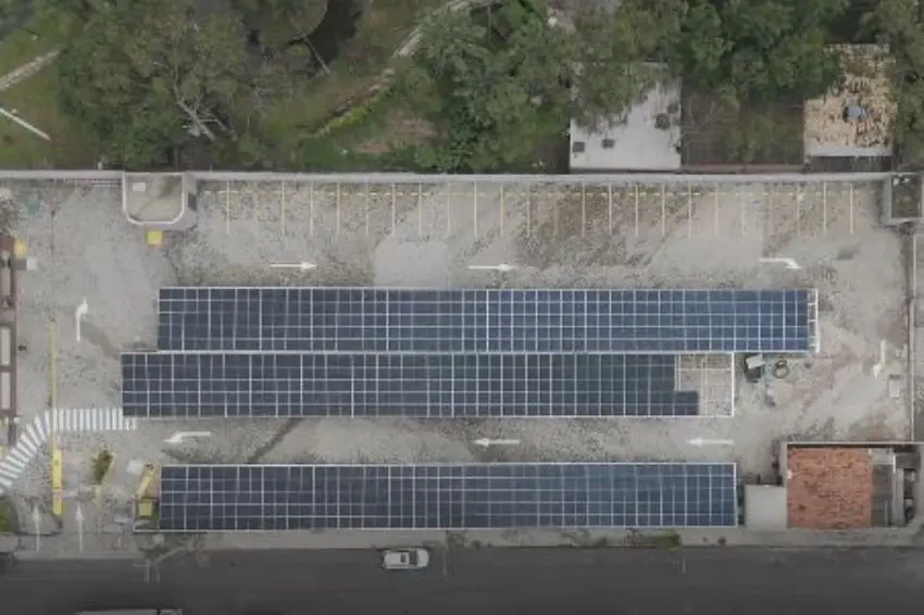 Restaurante adota carport com tecnologia DAH Solar para reduzir gastos com eletricida