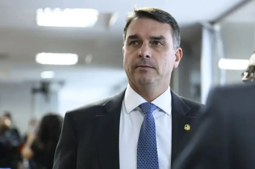 Canal Solar - “Vamos potencializar as energias limpas, mas também não abriremos mão das fósseis”, diz Flávio Bolsonaro