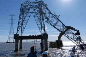 Canal Solar - Ciclone derruba 24 torres de transmissão no RS e deixa 67 mil consumidores sem energia