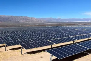 Canal Solar - Descarte de painéis solares deve superar 25 milhões de toneladas por ano até 2050, diz IRENA