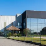 Canal Solar - Indústria acelera adoção de energia solar para reduzir custos e emissões de CO2