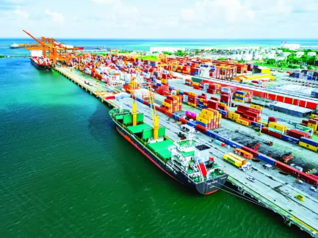 Porto de Suape avalia eletrificação de navios atracados com energia renovável