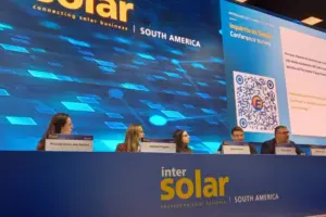 Reciclagem de painéis solares ganha urgência, e baterias despontam como próximo desafio