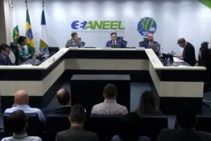 Canal Solar - ANEEL avalia incentivos para baterias junto a usinas e prioridade no curtailment