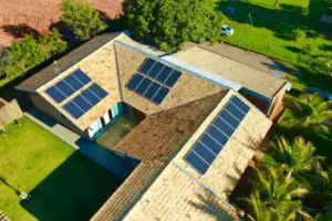 Crédito caro não parou com a energia solar; a conta de luz explica por quê