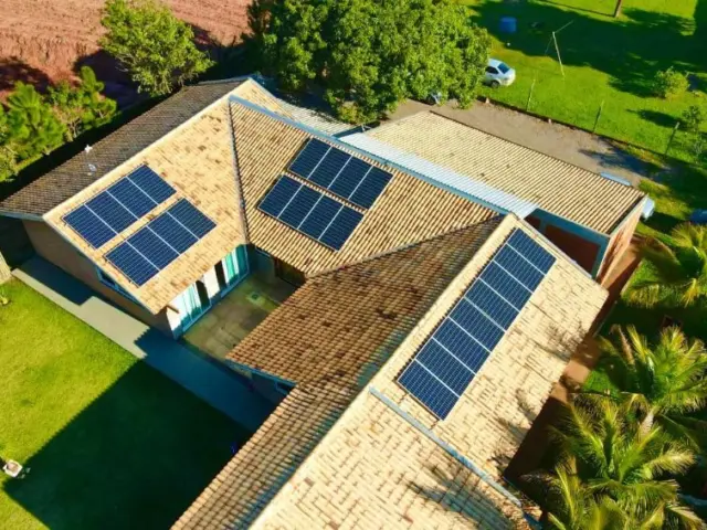Crédito caro não parou com a energia solar; a conta de luz explica por quê