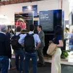 Segundo a GCL, a diversificação do mercado latino-americano abre espaço para uma oferta que combine tecnologias fotovoltaicas, armazenamento e sistemas móveis de energia. A empresa informou que pretende continuar desenvolvendo as plataformas BC e TOPCon, avançar em arquiteturas fotovoltaicas de próxima geração e ampliar as soluções móveis de energia limpa em parceria com empresas da região.