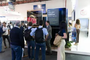 Segundo a GCL, a diversificação do mercado latino-americano abre espaço para uma oferta que combine tecnologias fotovoltaicas, armazenamento e sistemas móveis de energia. A empresa informou que pretende continuar desenvolvendo as plataformas BC e TOPCon, avançar em arquiteturas fotovoltaicas de próxima geração e ampliar as soluções móveis de energia limpa em parceria com empresas da região.