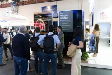 Segundo a GCL, a diversificação do mercado latino-americano abre espaço para uma oferta que combine tecnologias fotovoltaicas, armazenamento e sistemas móveis de energia. A empresa informou que pretende continuar desenvolvendo as plataformas BC e TOPCon, avançar em arquiteturas fotovoltaicas de próxima geração e ampliar as soluções móveis de energia limpa em parceria com empresas da região.