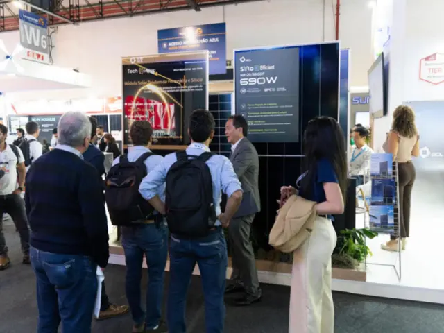 Segundo a GCL, a diversificação do mercado latino-americano abre espaço para uma oferta que combine tecnologias fotovoltaicas, armazenamento e sistemas móveis de energia. A empresa informou que pretende continuar desenvolvendo as plataformas BC e TOPCon, avançar em arquiteturas fotovoltaicas de próxima geração e ampliar as soluções móveis de energia limpa em parceria com empresas da região.