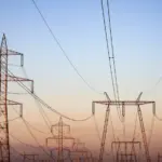 Investimentos em redes elétricas precisam chegar a US$ 1 trilhão por ano até 2035, aponta IRENA