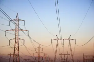 Investimentos em redes elétricas precisam chegar a US$ 1 trilhão por ano até 2035, aponta IRENA