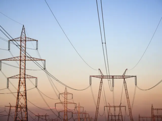 Investimentos em redes elétricas precisam chegar a US$ 1 trilhão por ano até 2035, aponta IRENA