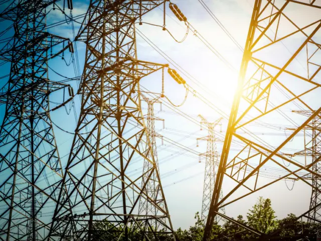 Modernização das redes pode liberar conexão de até 330 GW, aponta IEA