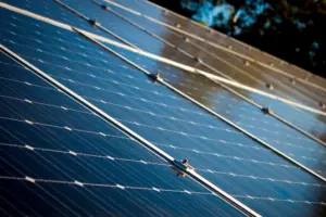 Painéis solares não são lixo: o desafio da economia circular na transição energética