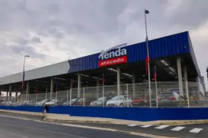 Canal Solar - Tenda Atacado investe R$ 2,2 milhões em sistema solar zero grid