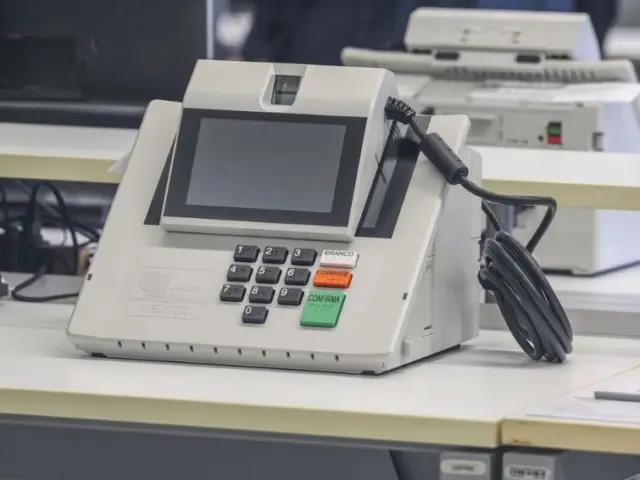 Canal Solar - Acabou a energia na hora da votação_ a urna eletrônica continua funcionando_