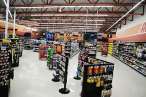 Canal Solar - AutoZone adota energia por assinatura para reduzir custos em 68 lojas