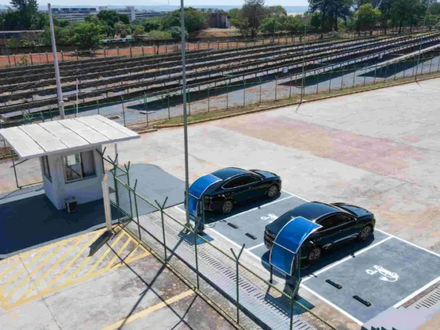 Exército inaugura primeiro eletroposto da frota conectado à geração solar