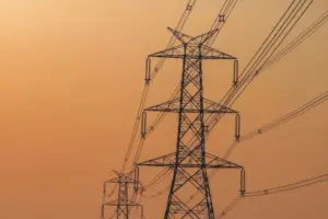Canal Solar - Negociações de energia ganham força em meio à queda dos preços futuros 