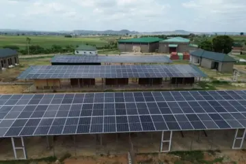 Canal Solar - Tecnologia brasileira ilumina propriedades rurais na África com energia solar e baterias 