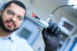 Unicamp cria bateria de fluxo para armazenar energia solar e eólica com mais segurança