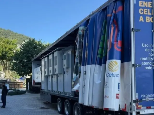 Carreta do projeto Energia Celesc a Bordo, que reúne baterias novas e reutilizadas de veículos elétricos em um sistema móvel de armazenamento de energia. Foto: Divulgação.